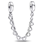 Ajoutez une touche d’élégance et de sécurité à votre bracelet avec cette magnifique chaîne de sécurité ornée de cœurs. Conçue en argent 925, elle est délicatement décorée de deux cœurs finement sculptés, symbolisant l’amour, la protection et l’attachement.

Grâce à son système sécurisé, ce charm protège votre bracelet en empêchant les ouvertures accidentelles, tout en ajoutant une touche romantique et intemporelle à votre bijou.