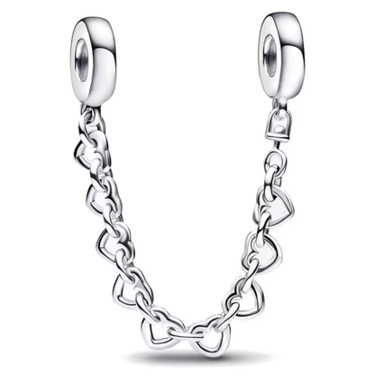 Ajoutez une touche d’élégance et de sécurité à votre bracelet avec cette magnifique chaîne de sécurité ornée de cœurs. Conçue en argent 925, elle est délicatement décorée de deux cœurs finement sculptés, symbolisant l’amour, la protection et l’attachement.

Grâce à son système sécurisé, ce charm protège votre bracelet en empêchant les ouvertures accidentelles, tout en ajoutant une touche romantique et intemporelle à votre bijou.