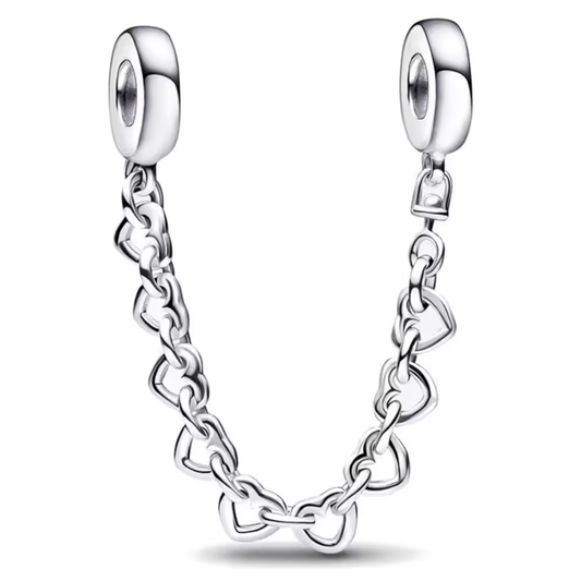 Ajoutez une touche d’élégance et de sécurité à votre bracelet avec cette magnifique chaîne de sécurité ornée de cœurs. Conçue en argent 925, elle est délicatement décorée de deux cœurs finement sculptés, symbolisant l’amour, la protection et l’attachement.

Grâce à son système sécurisé, ce charm protège votre bracelet en empêchant les ouvertures accidentelles, tout en ajoutant une touche romantique et intemporelle à votre bijou.