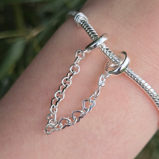 Ajoutez une touche d’élégance et de sécurité à votre bracelet avec cette magnifique chaîne de sécurité ornée de cœurs. Conçue en argent 925, elle est délicatement décorée de deux cœurs finement sculptés, symbolisant l’amour, la protection et l’attachement.

Grâce à son système sécurisé, ce charm protège votre bracelet en empêchant les ouvertures accidentelles, tout en ajoutant une touche romantique et intemporelle à votre bijou.