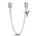 Apportez une touche de nature et de liberté à votre bracelet avec cette magnifique chaîne de sécurité ornée d’un oiseau aux détails verts. Fabriquée en argent 925, cette chaîne est sublimée par un adorable oiseau sculpté avec précision, accompagné de délicats accents verts qui rappellent les feuilles et la nature luxuriante.

En plus d’ajouter une touche poétique à votre bijou, cette chaîne de sécurité protège votre bracelet en empêchant les ouvertures accidentelles, garantissant ainsi la sécurité de vos ch