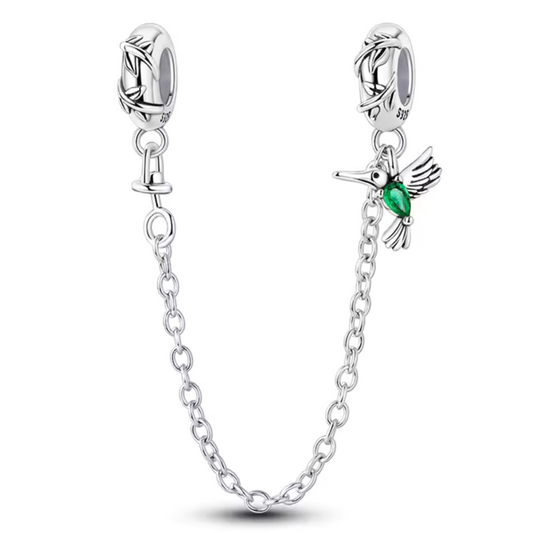 Apportez une touche de nature et de liberté à votre bracelet avec cette magnifique chaîne de sécurité ornée d’un oiseau aux détails verts. Fabriquée en argent 925, cette chaîne est sublimée par un adorable oiseau sculpté avec précision, accompagné de délicats accents verts qui rappellent les feuilles et la nature luxuriante.

En plus d’ajouter une touche poétique à votre bijou, cette chaîne de sécurité protège votre bracelet en empêchant les ouvertures accidentelles, garantissant ainsi la sécurité de vos ch