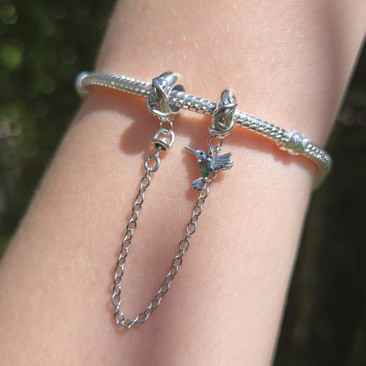 Apportez une touche de nature et de liberté à votre bracelet avec cette magnifique chaîne de sécurité ornée d’un oiseau aux détails verts. Fabriquée en argent 925, cette chaîne est sublimée par un adorable oiseau sculpté avec précision, accompagné de délicats accents verts qui rappellent les feuilles et la nature luxuriante.

En plus d’ajouter une touche poétique à votre bijou, cette chaîne de sécurité protège votre bracelet en empêchant les ouvertures accidentelles, garantissant ainsi la sécurité de vos ch