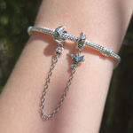 Apportez une touche de nature et de liberté à votre bracelet avec cette magnifique chaîne de sécurité ornée d’un oiseau aux détails verts. Fabriquée en argent 925, cette chaîne est sublimée par un adorable oiseau sculpté avec précision, accompagné de délicats accents verts qui rappellent les feuilles et la nature luxuriante.

En plus d’ajouter une touche poétique à votre bijou, cette chaîne de sécurité protège votre bracelet en empêchant les ouvertures accidentelles, garantissant ainsi la sécurité de vos ch