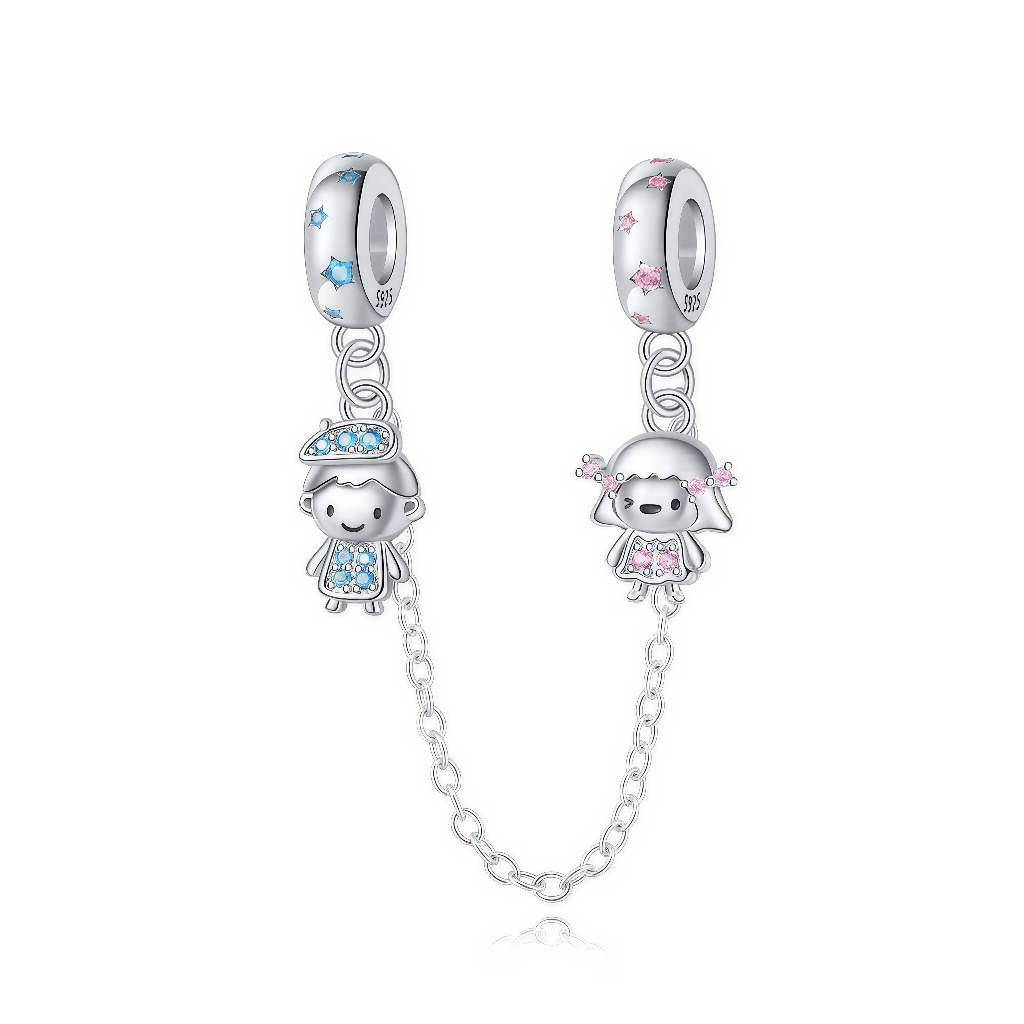 Cette chaîne de sécurité en argent 925 se compose de deux charms représentant un petit garçon et une petite fille stylisés, chacun suspendu à une bélière distincte reliée par une fine chaîne. Le garçon est décoré de cristaux bleus sur sa tenue et sa bélière, tandis que la fille porte des cristaux roses assortis, créant un duo tendre et ludique qui protège votre bracelet en cas d’ouverture accidentelle.