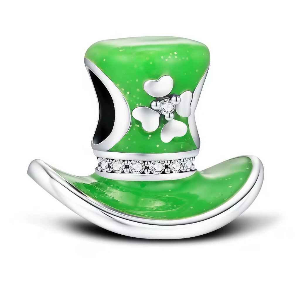 Ce charm en Argent 925 représente un grand chapeau haut de forme vert, légèrement basculé, avec large bord incurvé très brillant. Le bandeau du chapeau est entièrement orné d’une rangée d’oxydes de zirconium transparents, et la calotte verte est décorée d’un trèfle à quatre feuilles argenté en relief, symbole de chance.

Caractéristiques :

Matière : Argent 925/1000 (sterling silver) durable et hypoallergénique, recouvert d’un émail vert vif légèrement pailleté.
Design : Chapeau haut de forme 3D avec large 