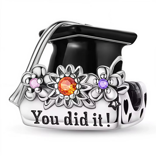 Un petit bijou qui dit tout. Ce charm non pendentif en forme de chapeau de diplômé en argent 925 est gravé de l’inscription motivante "You did it". Une façon élégante et symbolique de féliciter un accomplissement académique et de marquer cette victoire personnelle avec style.