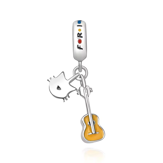 Ajoutez une touche d’humour et de nostalgie à votre collection avec ce charm inspiré de l’univers de Friends. Représentant un chat et une guitare, ce bijou en argent 925 rend hommage aux moments musicaux inoubliables de la série. Parfait pour les fans de&nbsp;Friends ou les amoureux de chats, ce charm incarne l'esprit d'amitié et de divertissement qui a fait le succès de la série culte.