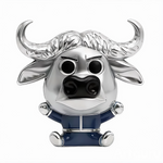 Ce charm pendentif en argent 925 capture Chef Bogo, le buffle imposant de&nbsp;Zootopie, chef de la police ZPD au regard sévère perçant, cornes massives arquées, chemise bleue tendue sur muscles puissants, posture autoritaire dominante. Il symbolise discipline inflexible, autorité protectrice et évolution vers respect mérité.

Caractéristiques :

Matière : Argent 925.
Design : Bogo buste profil intimidant, badge ZPD gravé poitrine.
Dimensions : 2 cm hauteur, pendante robuste.