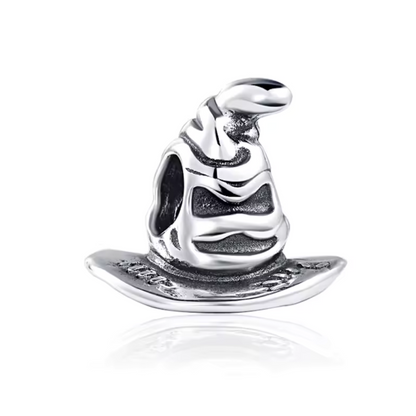 Ajoutez une touche de magie à votre collection avec ce charm en forme de Choixpeau, l'emblématique chapeau qui détermine la maison des élèves à Poudlard. Fabriqué en argent sterling 925, ce charm de haute qualité est compatible avec tous les bracelets Pandora, vous permettant d'incorporer un symbole iconique de l'univers de Harry Potter à votre bijou préféré. Parfait pour les fans de la saga, ce charm capture les détails du Choixpeau avec une précision remarquable, apportant un peu de l'atmosphère magique d