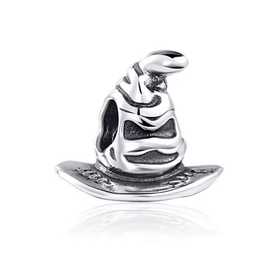 Ajoutez une touche de magie à votre collection avec ce charm en forme de Choixpeau, l'emblématique chapeau qui détermine la maison des élèves à Poudlard. Fabriqué en argent sterling 925, ce charm de haute qualité est compatible avec tous les bracelets Pandora, vous permettant d'incorporer un symbole iconique de l'univers de Harry Potter à votre bijou préféré. Parfait pour les fans de la saga, ce charm capture les détails du Choixpeau avec une précision remarquable, apportant un peu de l'atmosphère magique d