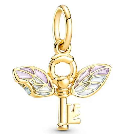 Capturez la magie d’Harry Potter avec le charm Clé Volante, une pièce en argent 925 finement gravée pour représenter cet emblème enchanté du monde des sorciers. Idéal pour les fans de la saga, ce charm apporte une note mystique à votre collection.