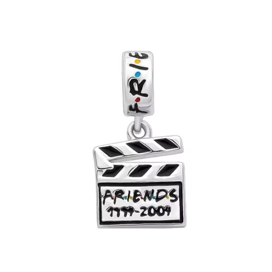 Le charm Clap Film est un hommage parfait aux fans de Friends, capturant l'essence du plateau de tournage de la série iconique. Ce charm représente un clap de cinéma, symbole des innombrables moments mémorables capturés à l'écran. Idéal pour ceux qui adorent la série et souhaitent garder une touche de Hollywood avec eux.