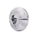 Charm clip élégant en argent 925, au design minimaliste et moderne. Sa finition texturée lui apporte un effet scintillant discret, idéal pour structurer et sublimer votre bracelet tout en ajoutant une touche raffinée.

Caractéristiques :

- Matière : Argent 925.
- Design : Clip rond avec finition texturée scintillante.
- Style : Élégant, moderne et intemporel.
- Fonction : Permet de séparer et organiser les charms sur le bracelet.
- Compatibilité : Charm clip compatible avec bracelets et colliers.