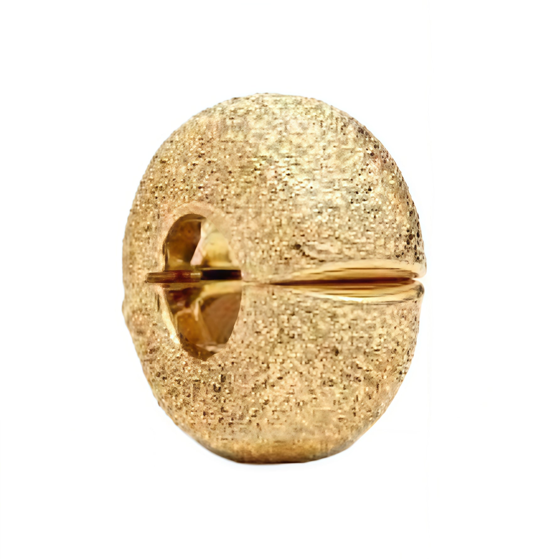 Charm clip raffiné en argent 925 avec finition dorée, au design moderne et lumineux. Sa texture subtilement scintillante apporte une touche chic et chaleureuse, parfaite pour structurer votre bracelet tout en ajoutant une note élégante.

Caractéristiques :

-Matière : Argent 925 (finition dorée).
- Design : Clip rond avec texture scintillante.
- Style : Chic, moderne et intemporel.
- Fonction : Permet de séparer et organiser les charms sur le bracelet.
- Compatibilité : Charm clip compatible avec bracelets 