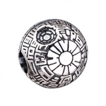 Apporte une touche galactique et puissante à ton bracelet avec ce charm clip Étoile de la Mort Star Wars. Inspiré de l’emblématique station spatiale de l’Empire, ce bijou se distingue par son design détaillé et son style affirmé. Un charm original et collector, parfait pour les fans de Star Wars et les amateurs de pièces au caractère fort.

Caractéristiques :

- Matière : Argent 925.
- Design : Étoile de la Mort en version clip, avec gravures précises.
- Dimensions : Taille délicate et confortable à porter.