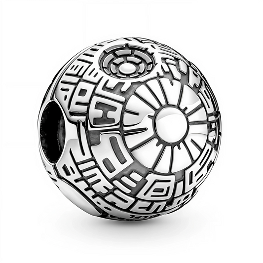 Affichez votre passion pour l’univers Star Wars avec ce charm clip Étoile de la Mort en argent 925. Fidèle au design iconique de la célèbre station spatiale, ce bijou détaillé apporte une touche unique et audacieuse à votre bracelet ou collier. Parfait pour les fans de la saga qui veulent allier style et fandom.