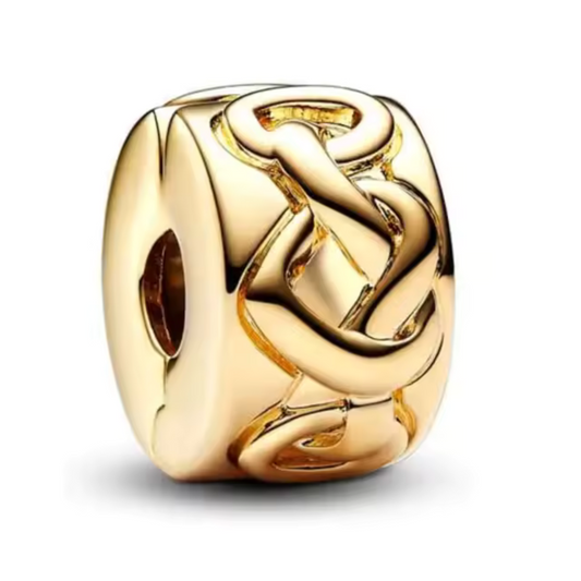 Apportez une touche d’élégance et de symbolisme romantique à votre bracelet avec le Charm Clips - Cœurs Noués en argent sterling S925. Ce charm raffiné présente des cœurs entrelacés, symbolisant l’amour et les liens indéfectibles. Parfait pour exprimer les relations profondes et les connexions inébranlables, il est idéal pour offrir ou pour garder avec soi.
