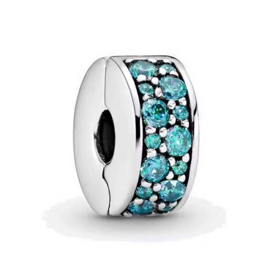 Apportez une touche de couleur vibrante à votre collection avec le Charm Clips - Pavé Bleu-Vert. Ce charm en argent sterling S925 est orné d’une rangée de pavés scintillants dans des tons captivants de bleu et de vert, évoquant l’éclat des mers tropicales. Élégant et rafraîchissant, ce charm ajoute une touche de dynamisme et de sophistication à votre bracelet tout en maintenant vos charms en place avec style.