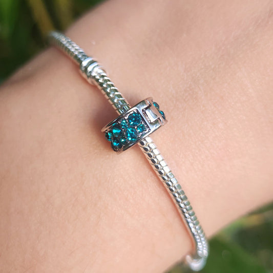 Apportez une touche de couleur vibrante à votre collection avec le Charm Clips - Pavé Bleu-Vert. Ce charm en argent sterling S925 est orné d’une rangée de pavés scintillants dans des tons captivants de bleu et de vert, évoquant l’éclat des mers tropicales. Élégant et rafraîchissant, ce charm ajoute une touche de dynamisme et de sophistication à votre bracelet tout en maintenant vos charms en place avec style.