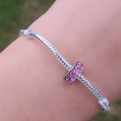 Ajoutez une touche de douceur et de féminité à votre bracelet avec le Charm Clips - Pavé Rose. Ce charm, fabriqué en argent sterling S925, est magnifiquement orné de pavés scintillants dans des nuances délicates de rose. Son design élégant et raffiné apporte une subtile touche de glamour à votre collection tout en maintenant vos charms en place avec style.