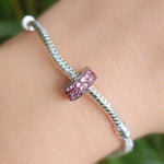 Ajoutez une touche de douceur et de féminité à votre bracelet avec le Charm Clips - Pavé Rose. Ce charm, fabriqué en argent sterling S925, est magnifiquement orné de pavés scintillants dans des nuances délicates de rose. Son design élégant et raffiné apporte une subtile touche de glamour à votre collection tout en maintenant vos charms en place avec style.