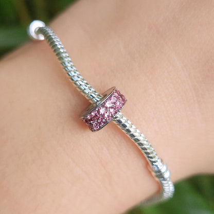 Ajoutez une touche de douceur et de féminité à votre bracelet avec le Charm Clips - Pavé Rose. Ce charm, fabriqué en argent sterling S925, est magnifiquement orné de pavés scintillants dans des nuances délicates de rose. Son design élégant et raffiné apporte une subtile touche de glamour à votre collection tout en maintenant vos charms en place avec style.