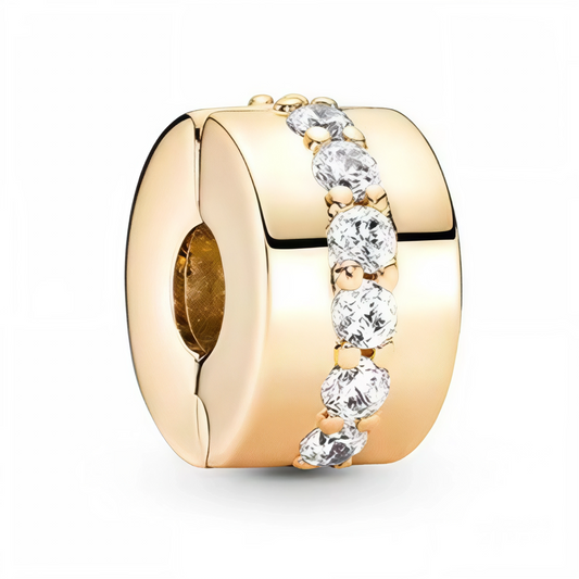 Ajoutez une touche de brillance subtile à votre collection avec le Charm Clips - Rangée Scintillante Incolore. Fabriqué en argent sterling S925, ce charm clip est orné de pierres cristallines incolores qui capturent et reflètent la lumière avec élégance. Son design raffiné et discret est parfait pour ajouter une lueur sophistiquée à votre bracelet tout en maintenant vos charms bien en place.
