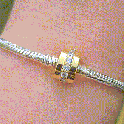 Ajoutez une touche de brillance subtile à votre collection avec le Charm Clips - Rangée Scintillante Incolore. Fabriqué en argent sterling S925, ce charm clip est orné de pierres cristallines incolores qui capturent et reflètent la lumière avec élégance. Son design raffiné et discret est parfait pour ajouter une lueur sophistiquée à votre bracelet tout en maintenant vos charms bien en place.