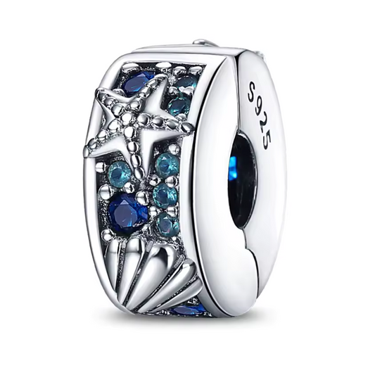 Ajoutez une touche d'exotisme à votre collection avec ce charm clips en forme d'Étoile de Mer Tropicale, parfait pour évoquer les merveilles des récifs coralliens et des océans. Fabriqué en argent sterling S925, ce charm capture les détails délicats de l’étoile de mer, avec ses textures réalistes et ses formes élégantes, inspirées des beautés tropicales sous-marines.