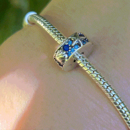 Ajoutez une touche d'exotisme à votre collection avec ce charm clips en forme d'Étoile de Mer Tropicale, parfait pour évoquer les merveilles des récifs coralliens et des océans. Fabriqué en argent sterling S925, ce charm capture les détails délicats de l’étoile de mer, avec ses textures réalistes et ses formes élégantes, inspirées des beautés tropicales sous-marines.