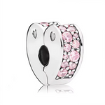 Apportez une touche lumineuse à votre bracelet avec ce charm Clips Cœur Rose. Conçu en argent 925, il est parfait pour sécuriser vos charms tout en ajoutant du style.