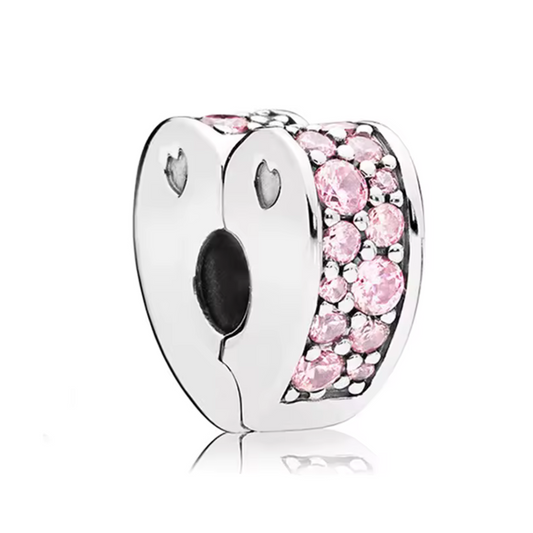 Apportez une touche lumineuse à votre bracelet avec ce charm Clips Cœur Rose. Conçu en argent 925, il est parfait pour sécuriser vos charms tout en ajoutant du style.