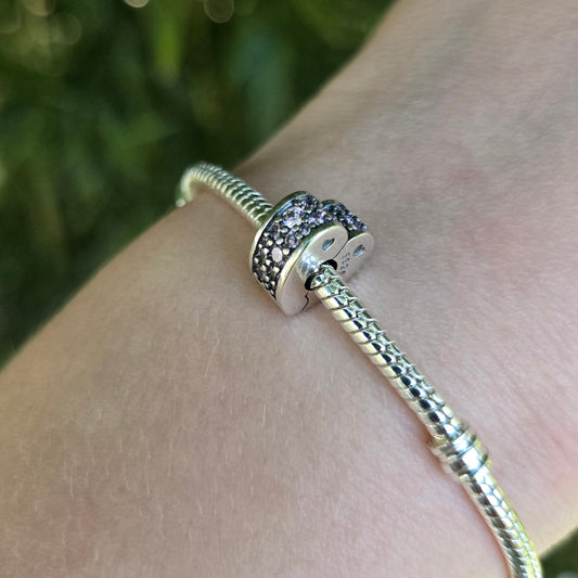 Apportez une touche lumineuse à votre bracelet avec ce charm Clips Cœur Rose. Conçu en argent 925, il est parfait pour sécuriser vos charms tout en ajoutant du style.