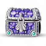 Embarquez pour une aventure maritime avec le Charm Coffre au Trésor avec Coquillages, finement conçu en argent 925. Ce charm représente un petit coffre au trésor magnifiquement détaillé, rempli de coquillages délicats et d’autres trésors marins, symbole de découverte, de richesse et de souvenirs précieux.