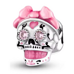 Ce charm bombé en argent 925 expose crâne festif décoré ruban rose bouffant noué haut, yeux zircone rose pétillants, cœur rose bouche ouverte rieuse, motifs noirs traditionnels points roses accents. Symbole Día Muertos girly célébration vie mignonne.

Caractéristiques :

Matière : Argent 925 émail rose noir zircone.
Design : Crâne ruban yeux cœur, bélière intégrée.
Compatibilité : Bracelets colliers thèmes fêtes colorées.