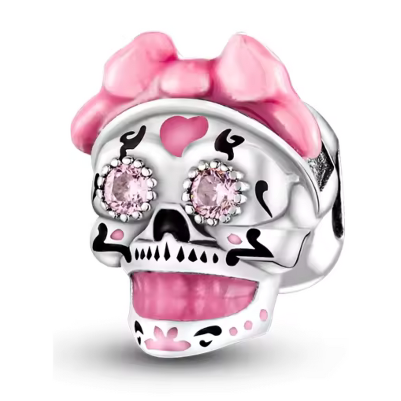 Ce charm bombé en argent 925 expose crâne festif décoré ruban rose bouffant noué haut, yeux zircone rose pétillants, cœur rose bouche ouverte rieuse, motifs noirs traditionnels points roses accents. Symbole Día Muertos girly célébration vie mignonne.

Caractéristiques :

Matière : Argent 925 émail rose noir zircone.
Design : Crâne ruban yeux cœur, bélière intégrée.
Compatibilité : Bracelets colliers thèmes fêtes colorées.