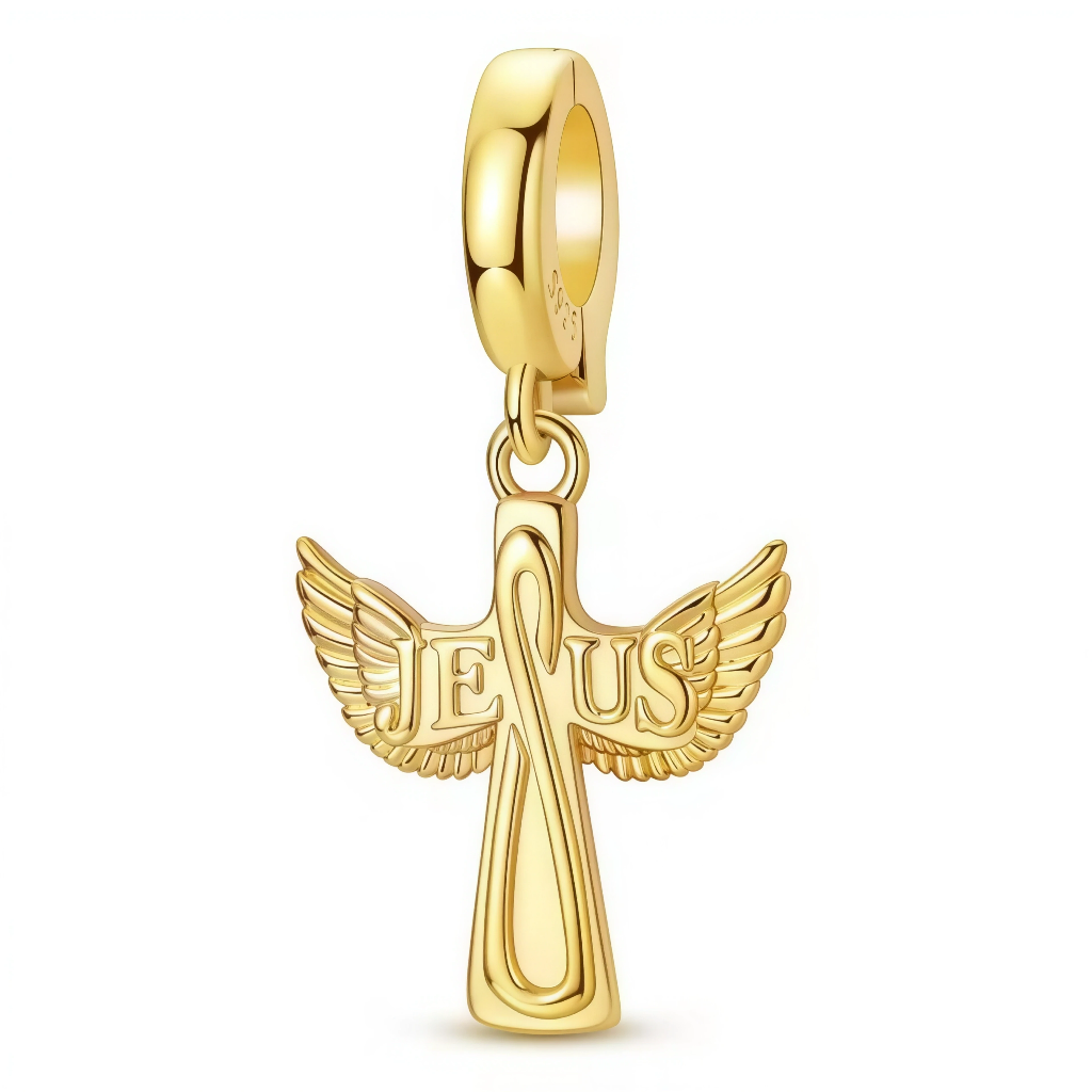 Ce charm pendentif doré met en avant une croix élancée aux lignes douces, encadrée de deux ailes d’ange déployées portant le nom « JESUS » au centre. Il symbolise la protection, la grâce et une foi profonde, pour un bijou spirituel à la fois affirmé et raffiné.

Caractéristiques :

-Matière : Base en argent 925/1000 massif, recouverte d’un placage doré lumineux pour un rendu chaleureux et précieux.
-Design : Charm pendentif composé d’une bélière lisse et arrondie, d’où descend une croix stylisée aux extrémi