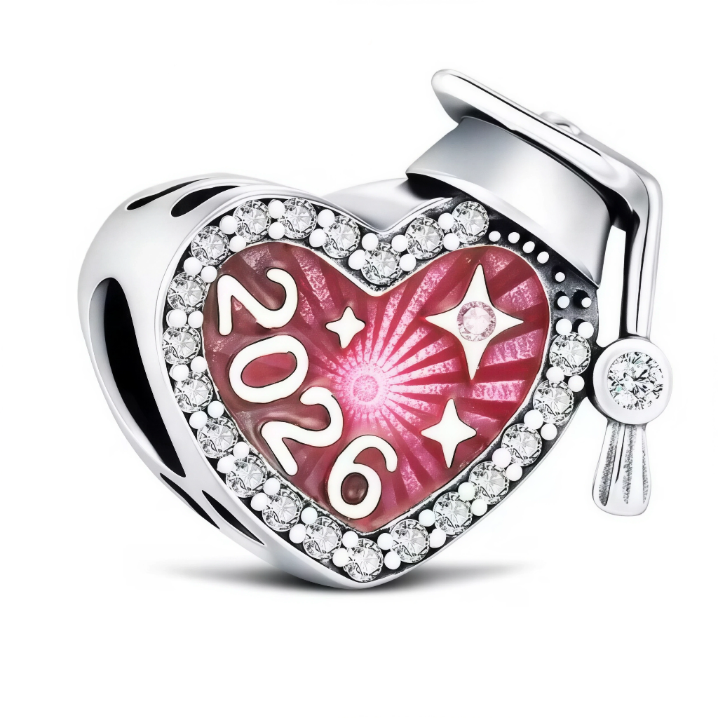 Ce charm en forme de cœur affiche un grand cœur rose nacré au centre, décoré du chiffre 2026 en relief blanc, avec des petites étoiles et un motif de rayons lumineux. Le contour du cœur est serti d’une rangée de strass transparents scintillants, tandis que le haut du charm est surmonté d’un chapeau de diplômé avec pompon orné d’un cristal clair.

Caractéristiques :

-Matière : Argent 925, émail rose nacré, strass/cubic zirconia transparents.
-Détails : Inscription 2026 sur cœur central, étoiles décoratives,