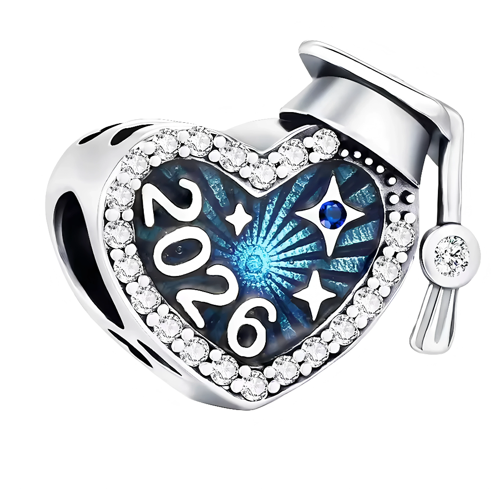 Ce charm en forme de cœur met à l’honneur l’année « 2026 » en chiffres blancs en relief sur un fond bleu nuit irisé, orné d’un motif de feu d’artifice rayonnant et de petites étoiles stylisées. Le cœur est bordé d’un cercle d’oxydes de zirconium transparents, et sur le côté supérieur se trouve un chapeau de diplômé en Argent 925 avec pompon décoré d’une pierre claire.

Caractéristiques :
-Matière : Argent 925 avec fond bleu irisé, oxydes de zirconium transparents et une petite pierre bleue centrale.
-Détail