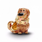 Plongez dans l’univers chaleureux de&nbsp;Là-Haut&nbsp;avec ce charm inspiré de&nbsp;Dug, le chien attachant et toujours enthousiaste du film Disney-Pixar. Symbole de loyauté, de tendresse et d’aventure, ce charm capture toute la personnalité de Dug avec un design expressif, des détails soignés et une finition lumineuse qui en font une pièce pleine de charme et de caractère. Son collier travaillé et son allure amusante rappellent immédiatement le compagnon fidèle qui a conquis les fans du film.