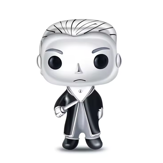 Ajoutez une touche élégante et mystérieuse à votre collection avec ce charm inspiré de Draco Malfoy, le célèbre sorcier de l’univers Harry Potter. Fabriqué en métal argenté avec des accents émaillés verts et noirs, ce charm évoque l’appartenance de Draco à Serpentard grâce à son emblème serpent finement gravé. Les détails subtils rappellent l'arrogance raffinée et le charisme complexe du personnage. Idéal pour les fans de l’univers magique de J.K. Rowling, ce charm compatible avec les bracelets Pandora est 