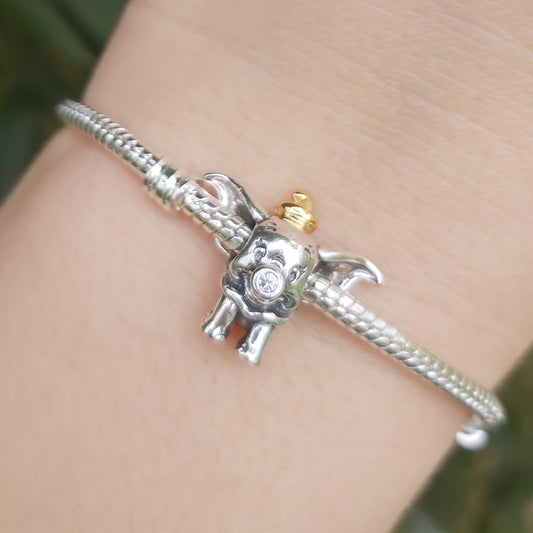 Ajoutez une note magique et attendrissante à votre bracelet avec ce charm Dumbo. En argent 925, il représente l'éléphant volant, symbole de courage et d'amour inconditionnel.
