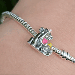 Célébrez l'amour inconditionnel entre Dumbo et sa maman avec ce charm en argent 925. Ce bijou attendrissant représente la tendresse et le lien indestructible entre le petit éléphant aux grandes oreilles et sa mère, symbolisant la douceur, la protection et l'affection. Un hommage émouvant à l'un des moments les plus touchants de l'univers Disney.