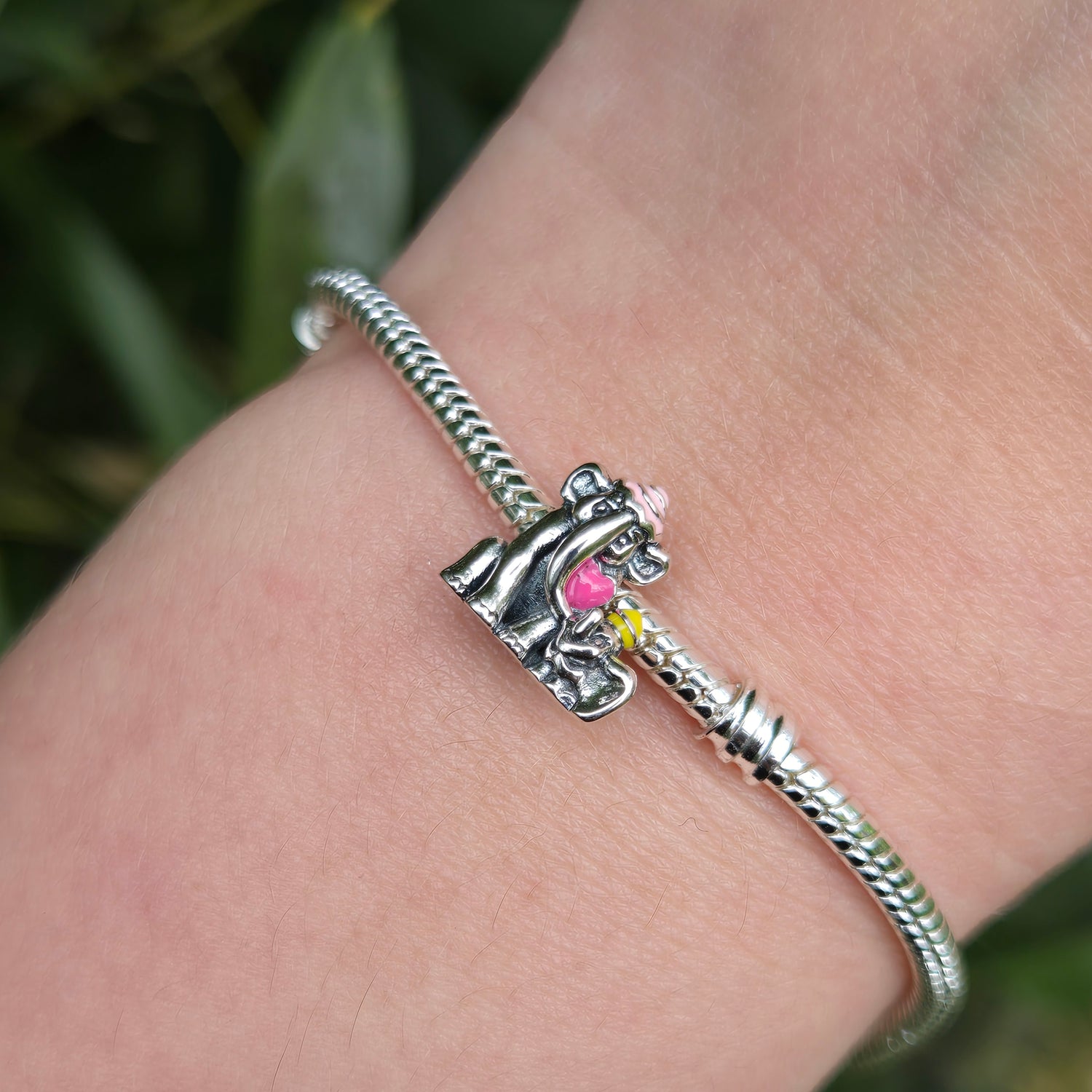 Célébrez l'amour inconditionnel entre Dumbo et sa maman avec ce charm en argent 925. Ce bijou attendrissant représente la tendresse et le lien indestructible entre le petit éléphant aux grandes oreilles et sa mère, symbolisant la douceur, la protection et l'affection. Un hommage émouvant à l'un des moments les plus touchants de l'univers Disney.