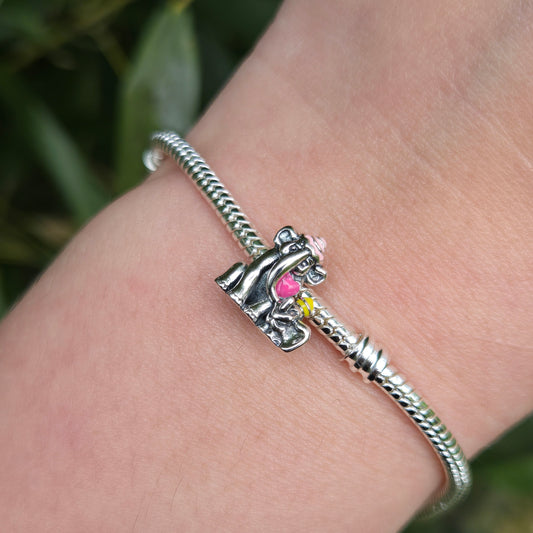 Célébrez l'amour inconditionnel entre Dumbo et sa maman avec ce charm en argent 925. Ce bijou attendrissant représente la tendresse et le lien indestructible entre le petit éléphant aux grandes oreilles et sa mère, symbolisant la douceur, la protection et l'affection. Un hommage émouvant à l'un des moments les plus touchants de l'univers Disney.