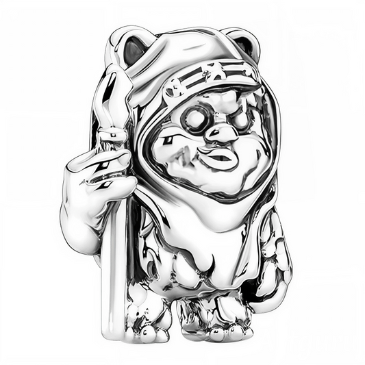 Petits, poilus, mais redoutablement courageux ! Ce charm en argent 925 met à l’honneur un Ewok, l’un des héros inattendus de la Bataille d’Endor. Avec sa capuche emblématique et sa lance en main, ce bijou capture l’alliance parfaite entre mignonnerie primitive et bravoure galactique. Un must-have pour les fans des créatures les plus farouches de la saga.