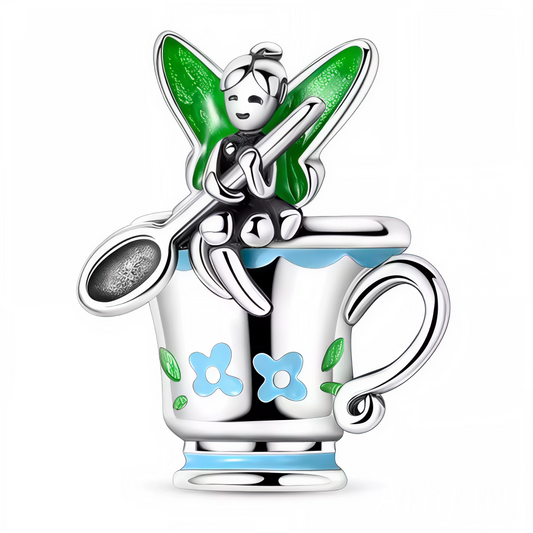 Apportez une touche féerique et délicate à votre collection avec ce charm en Argent 925 (S925), représentant une fée posée sur une tasse. Un bijou charmant et poétique parfait pour sublimer vos bracelets et colliers avec une ambiance magique.

Caractéristiques
– Matière : Argent 925 (S925).
– Design : Fée délicate posée sur une tasse détaillée.
– Coloris : Argenté brillant avec détails fins.
– Compatibilité : Convient aux bracelets à charms type Pandora et colliers.
– Style : Féérique, délicat et poétique.