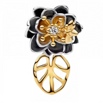 Ce charm en argent 925 dévoile fleur lotus aux pétales noirs émaillés veloutés texturés, étamines dorées centrales diamant étincelant, feuille ajourée stylisée base ondulante. Symbole pureté renaissance élégance sombre.

Caractéristiques :

Matière : Argent 925, émail noir, diamant zircone.
Design : Lotus pétales étamines feuille, bélière gracieuse.
Compatibilité : Idéal bracelets colliers charms modulables.