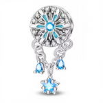 Ce charm de sécurité en argent 925 se présente comme un médaillon rond gravé d’un grand flocon stylisé, d’où descendent de fines chaînettes ornées de pierres bleues scintillantes. Il évoque les nuits d’hiver étoilées et protège votre bracelet tout en lui apportant une touche féerique.

Caractéristiques :

-Matière : Argent 925/1000 massif, finition brillante, serti de cristaux synthétiques transparents et bleus pour un éclat glacé.
-Design : Charm de sécurité composé d’un disque décoré d’un flocon rayonnant